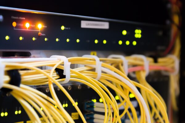 Rechenzentrum Server mit Kabel